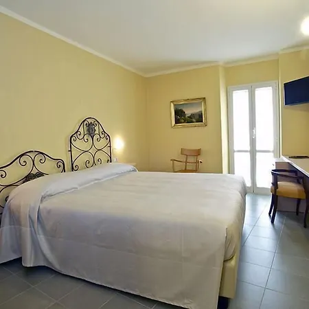 Della Maria 4*