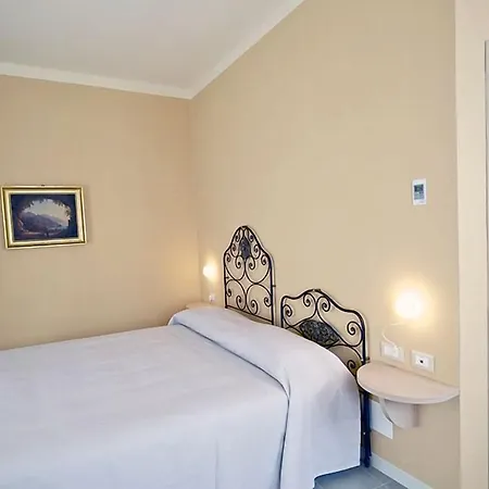 Della Maria 4*